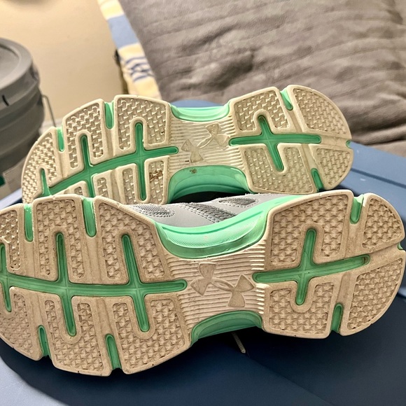 Like-new condition under armour sneakers. Barely worn. - Picture 5 of 5